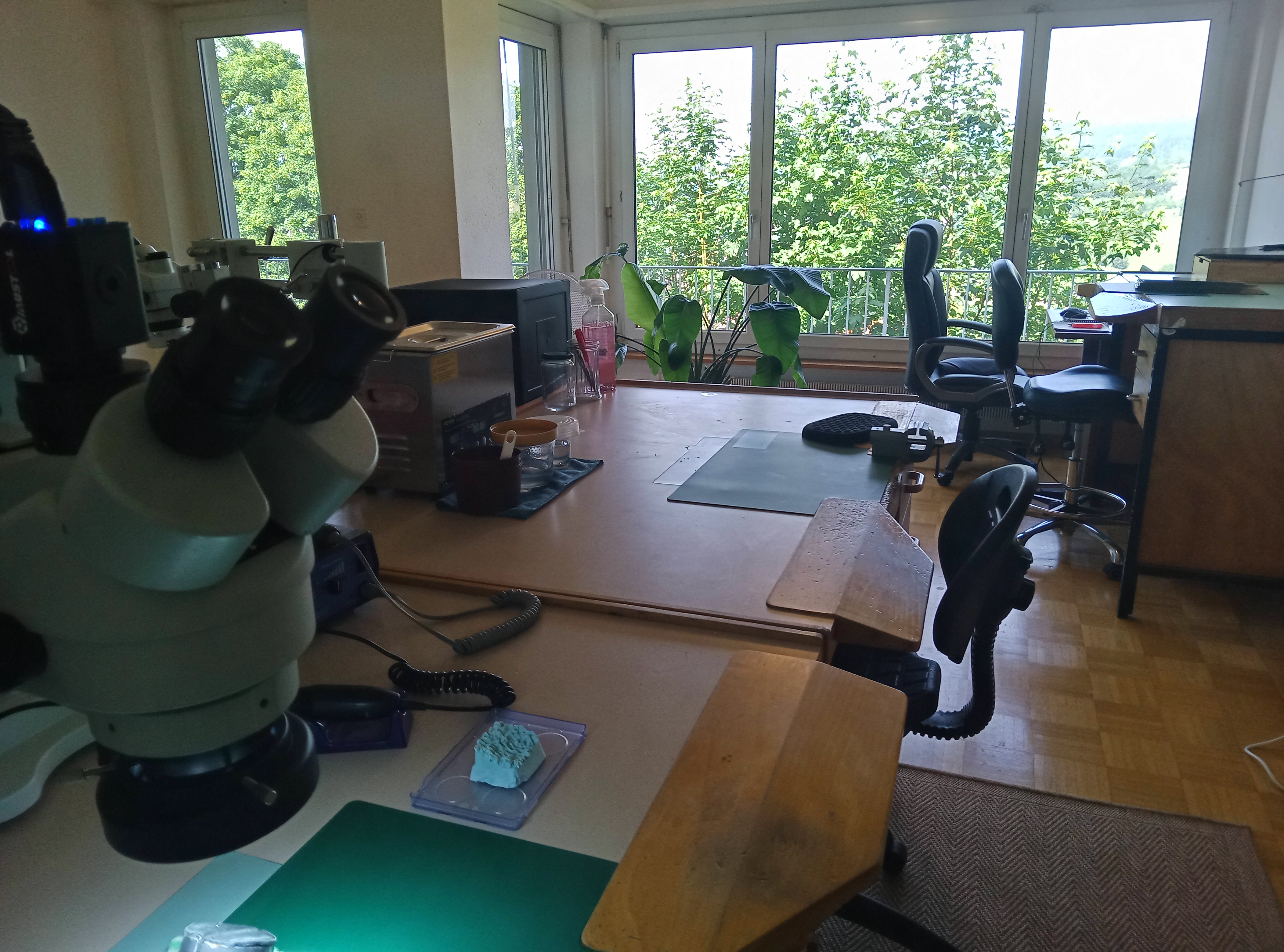 Zone de travail individuelle avec support d'horloger ergonomique